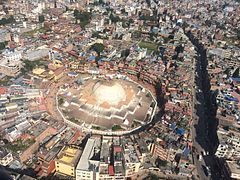 विक्रम संवत् २०७२ सालको महाभूकम्प द्वारा क्षतिग्रस्त बौद्धनाथ स्तूपको हवाई दृश्य।