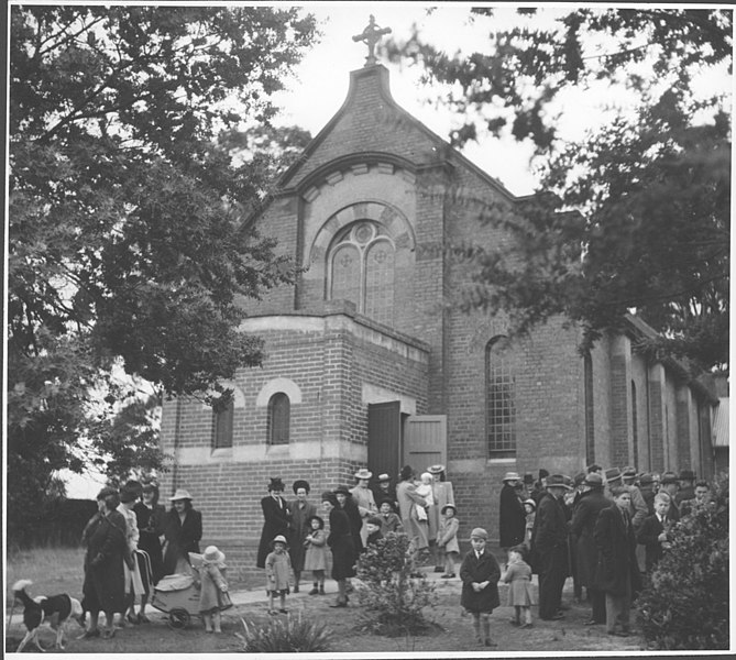 File:After Sunday morning mass at St Ita's, Drouin, Victoria (6174080834).jpg