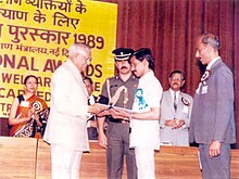 Akbar Khan receiving National Award by President of India Ramaswamy Venkataraman in 1989 Akbar Khan receiving National Award.jpg