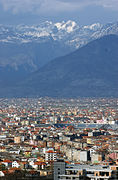 Januar: Blick über Shkodra in die Albanischen Alpen