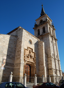 Fachada principal de la Catedral-Magistral de Alcalá de Henares.