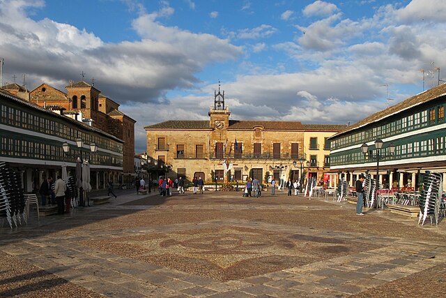 The corral is situated on Plaza Mayor in the city centre. Almagro - 01.jpg