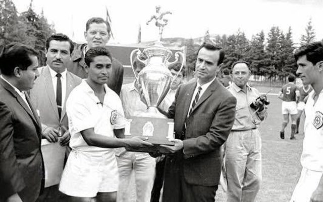 Álvarez Macías (right) holding the second division trophy in 1964