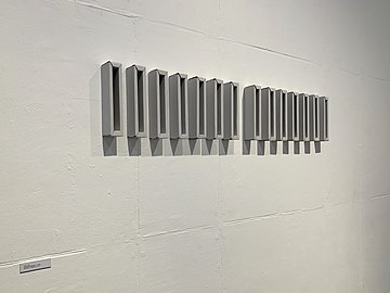 Konkretes System, 14-teiliges Faltobjekt, Wellpappe je 30 × 5 × 7,5 cm, 2019
