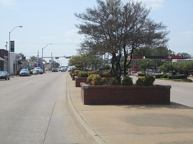 US 80 is the main thoroughfare of Terrell in Kaufman County some 30 miles (48 km) east of Dallas.