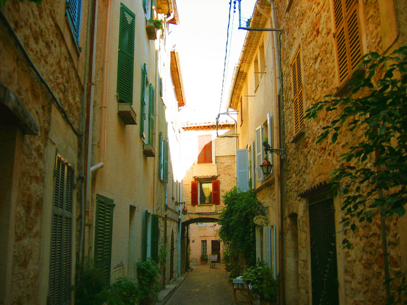 File:Antibes Ruelle.jpeg