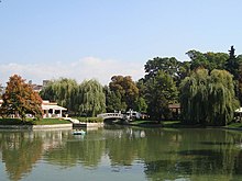 Der Arianasee im Borisowa gradina, mit der Insel links im Bild und einer kleinen Steinbrücke, die zur Insel führt