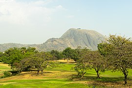 Nijerya, Abuja'daki IBB golf sahasından görüldüğü gibi Aso Rock.jpg