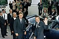 Gordon Cooper máva divákom pri odchode z Bieleho domu potom, čo ho prezident John F. Kennedy vyznamenal Medailou NASA za výnimočnú službu, 21. máj 1963