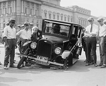 ABD'nin Maryland eyaletinde bir trafik kazasının sonucu hasar gören Chevrolet 5 Passenger Sedan (1923). (Üreten: National Photo Company)