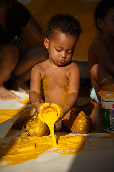 File:Baby playing with yellow paint. Work by Dutch artist Peter Klashorst entitled "Experimental".jpg
