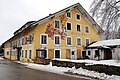 Ehemaliger Gasthof Post (zum Aufnahmezeitpunkt leerstehend) in Bad Heilbrunn, Landkreis Bad Tölz-Wolfratshausen, Regierungsbezirk Oberbayern, Bayern.