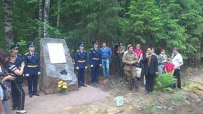 En el letrero conmemorativo junto al lugar de la muerte de la tripulación del tanque de N. A. Fateev y Yu. L. Kharitonsky.