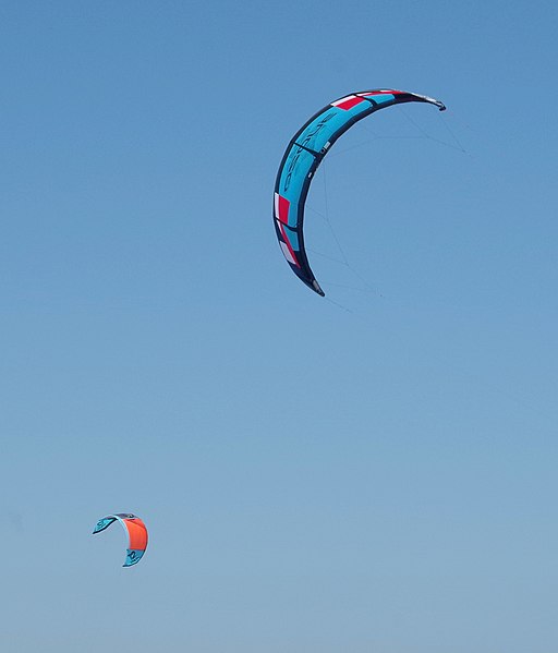 File:Bamburgh MMB 05 Kite-surfing.jpg