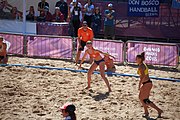 Deutsch: Beachhandball bei den Olympischen Jugendspielen 2018; Tag 3, 10. Oktober 2018; Mädchen, Vorrunde, Gruppe B - Niederlande-Argentinien 2:0 English: Beach handball at the 2018 Summer Youth Olympics at 10 October 2018 – Girls Preliminary Round Group B‎ – Netherlands-Argentina 2:0