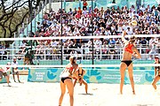 Deutsch: Beachvolleyball bei den Olympischen Jugendspielen 2018; Tag 9, 15. Oktober 2018; Mädchen, Viertelfinale: USA-Spanien 2–1 (21–19/17–21/15–9) English: Beach volleyball at the 2018 Summer Youth Olympics at 15 October 2018 – Girls Quarterfinals: USA-Spain 2–1 (21–19/17–21/15–9)