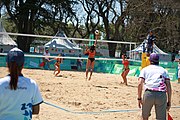 Deutsch: Beachvolleyball bei den Olympischen Jugendspielen 2018; Tag 8, 14. Oktober 2018; Mädchen, Achtelfinale – USA-Peru 2:0 (21–19/21–12) English: Beach volleyball at the 2018 Summer Youth Olympics at 14 October 2018 – Girls Round of 16 – USA-Peru 2:0 (21–19/21–12)