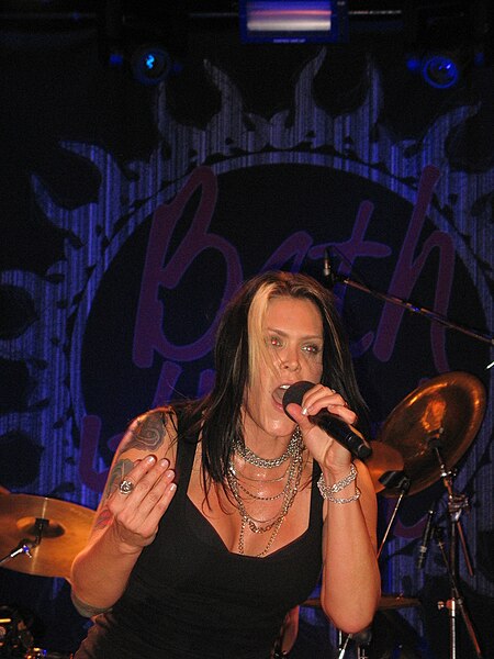 File:Beth Hart performing, 24 novembre 2010 (1).jpg