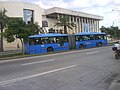 Biblioteca Departamental Jorge Garcés Borrero mientras pasa un Bus del MIO