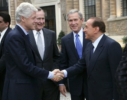 I tre presidenti degli Stati Uniti d'America (da sinistra, Bill Clinton, George H. W. Bush e il figlio George W. Bush) insieme a Silvio Berlusconi il 20 agosto 2005.