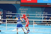 Deutsch: Boxen bei den Olympischen Jugendspielen 2018 Tag 12, 18. Oktober 2018 - Finale Leichtgewicht Mädchen – Oriana Saputo (Argentinien, blau) schlägt Emma Lawson (Australien, rot) 5-0; Ringrichter ist José Romero (Spanien). English: Boxing at the 2018 Summer Youth Olympics on 18 October 2018 – Girls' lightweight Bronze Medal Bout – Oriana Saputo (Argentina, blue) wins over Emma Lawson (Australie, red) 5-0; Referee is José Romero (Spain). Español: Boxeo en los Juegos Olímpicos Juveniles de Verano de 2018 en 18 de octubre de 2018 - Combate de medalla de bronce de las niñas: Oriana Saputo (Argentina, azul) gana a Emma Lawson (Australie, roja) 5-0; Árbitro es José Romero (España).