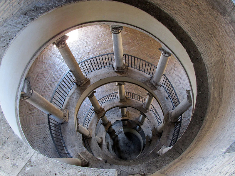 800px-Bramante_Staircase_3_(15614276112)