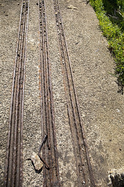 File:Bramham Moor hangar door grooves.jpg