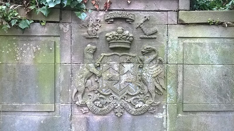 File:Bruce Family Crest on their Tomb at Clackmannan Parish Graveyard 2017.jpg