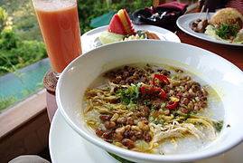 Bubur ayam sebagai menu sarapan hotel di Bali.