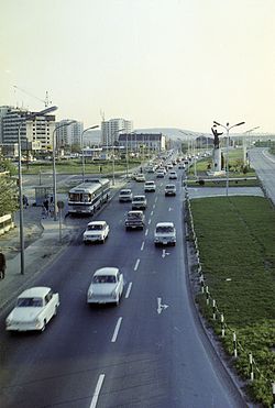 Ikarus 180-as busz 1975-ben az irányonként még három sáv szélességű Budaörsi úton