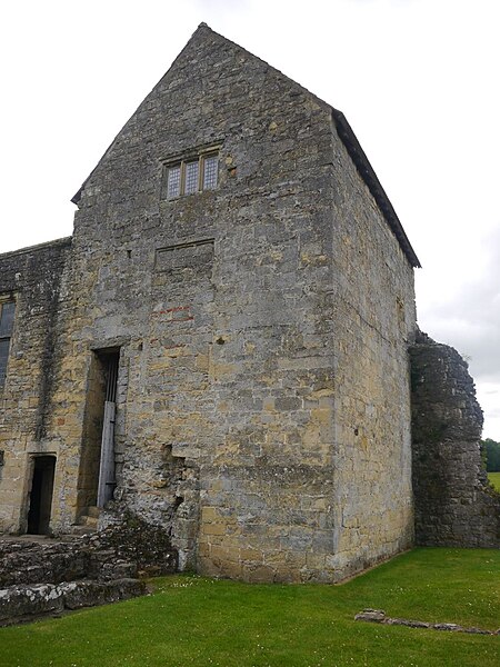 File:Building at Helmsley Castle - geograph.org.uk - 6234442.jpg