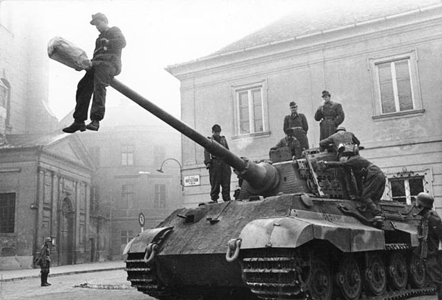 ファイル:Bundesarchiv Bild 101I-680-8282A-16A, Budapest, Panzer VI 