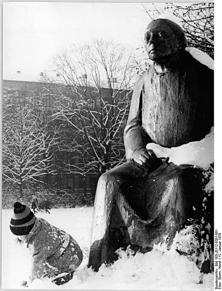 File:Bundesarchiv Bild 183-J0112-0301-001, Berlin, Prenzlauer Berg, Käthe Kollwitz Denkmal, Winter.jpg