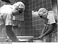 手術時に手指消毒をしている医師,ライプツィヒ大学病院, 1970.