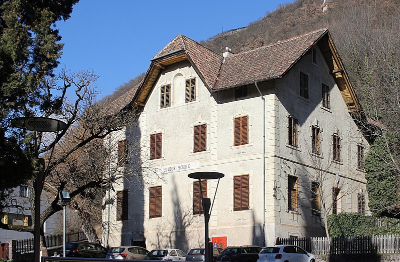 File:Burgstall Alte Schule.jpg