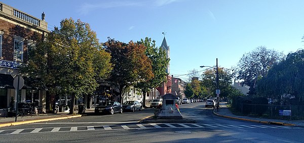 CR 528's western terminus in downtown Bordentown