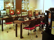 Zdjęcie stanowisk komputerowych w kawiarni Da