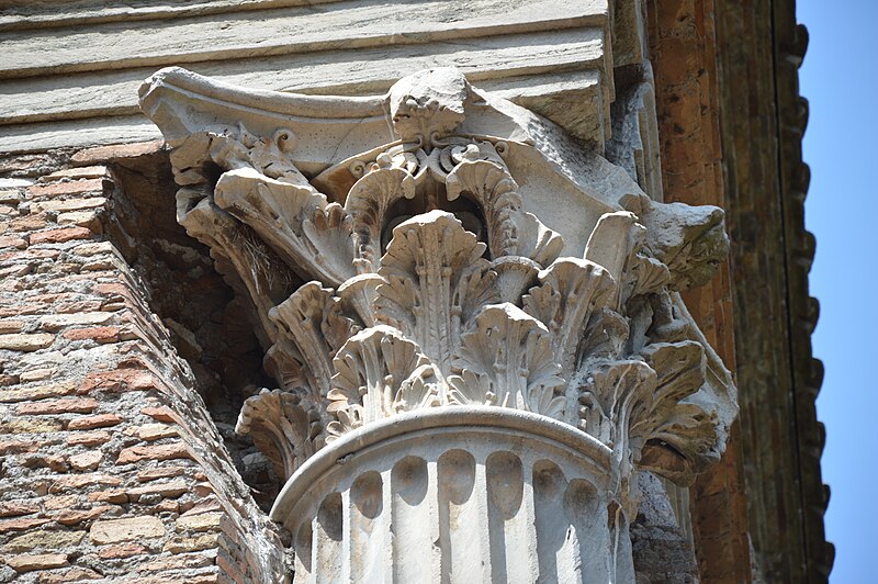 File:Capitello esterno del Tempio di Cerere e Faustina - S. Urbano 6.jpg