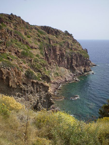 File:Capraia Coast 1.jpg