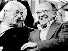 Rafael Alberti and Santiago Carrillo in 1978. The prestigious communist poet occupied, together with La Pasionaria, the mesa de edad of the first democratic courts, in spite of the disappointing results of the PCE. Carrillo y Alberti 003.jpg