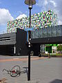 Nederlands: Blik op de studentenflat Casa Confetti op de Uithof, het universiteitscentrum van Utrecht. Camera location 52° 05′ 04.82″ N, 5° 10′ 19.13″ E  View all coordinates using: OpenStreetMap