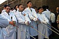 Catania, Festa di Sant'Agata, i Devoti che vestono il caratteristico "Sacco": la foto ritrae coloro che stanno a capo di uno dei due lunghissimi cordoni utilizzati per il traino del Fercolo della Santa