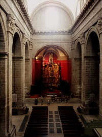 Vista del interior desde la tribuna del órgano, a los pies de la nave central. Al frente la capilla mayor "provisional" del siglo XVII con el retablo de Juan de Juni.