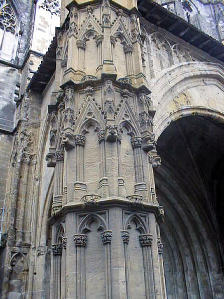 File:Cathédrale Notre Dame de Bayonne-Pilier nord du porche ouest.jpg