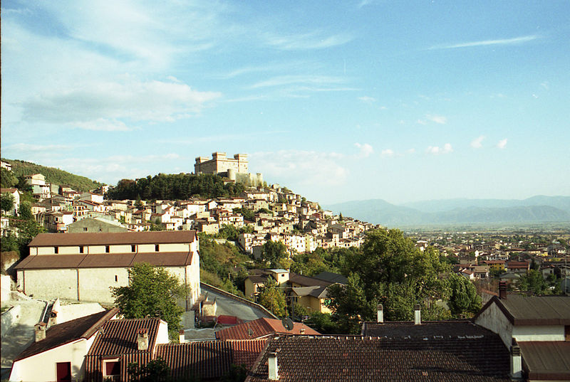 File:Celano con Castello Piccolomini.jpg