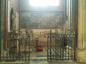 Chapelle éclairée par une grande verrière, accessible par une grille en fer forgé ouverte. Sur le mur de gauche, un autel avec une statue de femme. Sur le mur en face du photographe, des peintures murales et un écriteau sur lequel est écrit "Notre-Dame La Bonne (XIVe siècle) vénérée ici depuis 1624.