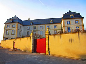 Chateau abbes Echternach Berg Moselle.JPG