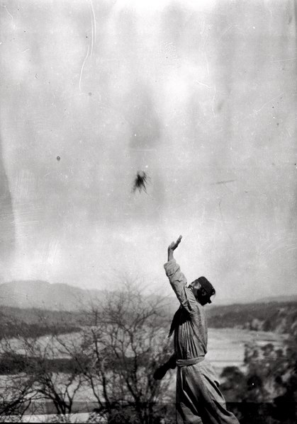 File:Chiriguanoindian som spelar boll av majsblad. Övre Pilcomayo. Rio Pilcomayo. Bolivia - SMVK - 004912.tif