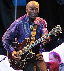 O cantaire, compositor y mosico estatounitense Chuck Berry, mientres una actuación en 2007.