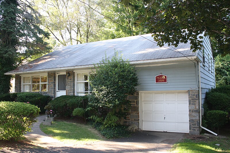 File:Church Rd 2009, Arcadia University, Glenside PA.JPG